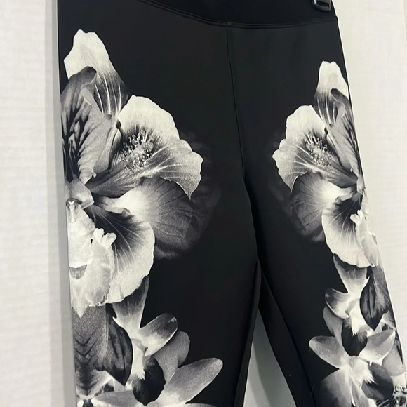 Express Black&White Floral Print Leggings Size XS #Flowers - Picture 2 of 8